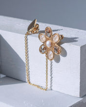 Load image into Gallery viewer, Daisy Brooch Pin